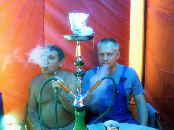 Дед с кальяном