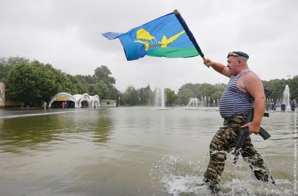 Фонтан с ВДВШНИКАМИ