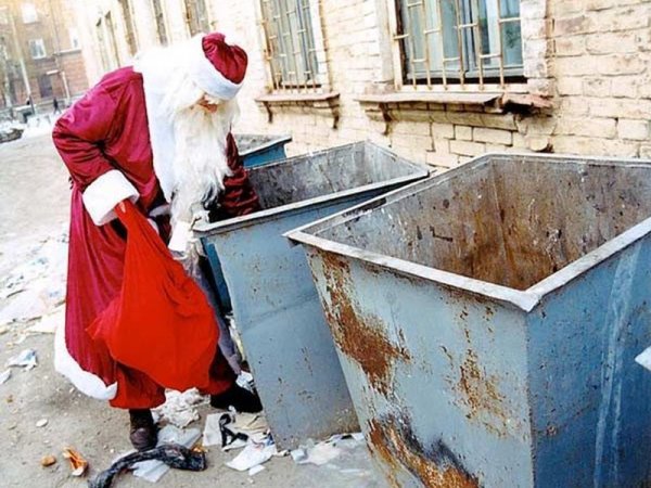 Дед Мороз роется в помойке