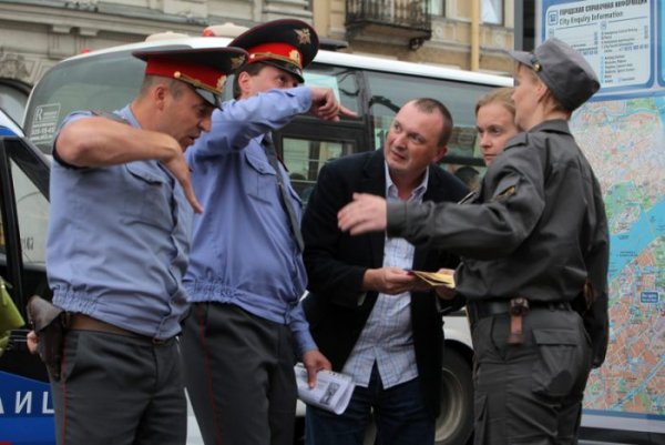 Смешной сотрудник полиции