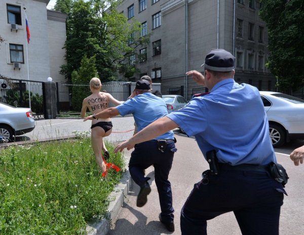 Девушка убегает от полиции