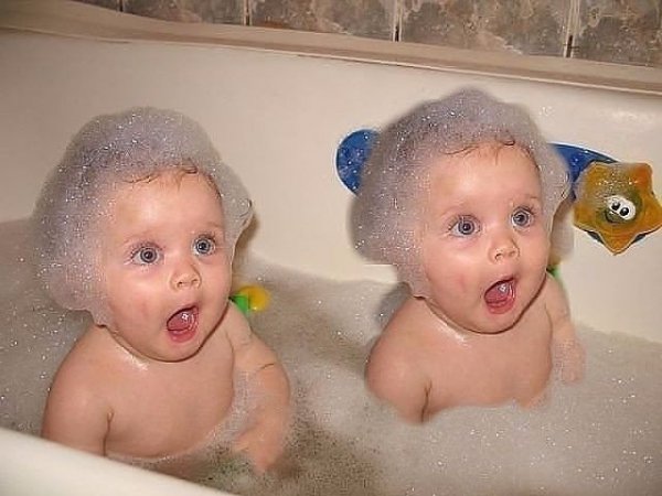 Смешные двойняшки
