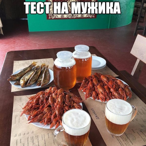 Девушка выпивает пиво