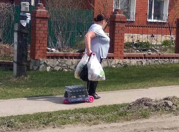 Женщина несет ребенка