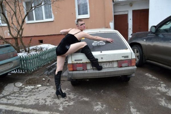 Человек с лицом лошади