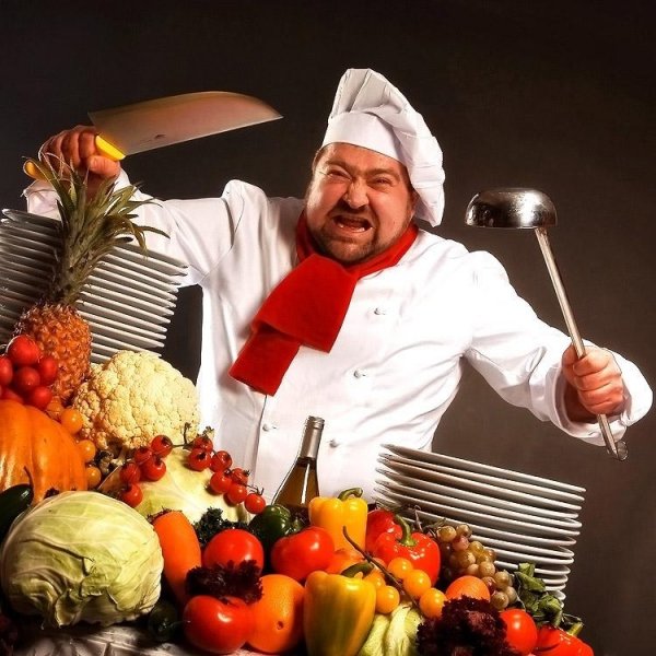 Повар с блюдом