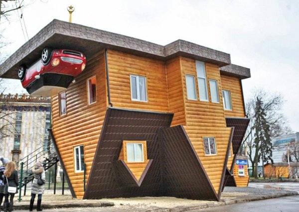 Дом вверх ногами