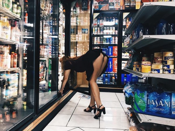 Девушка нагнулась в магазине