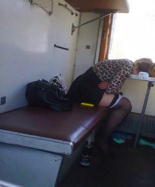 Девушки в плацкартном вагоне