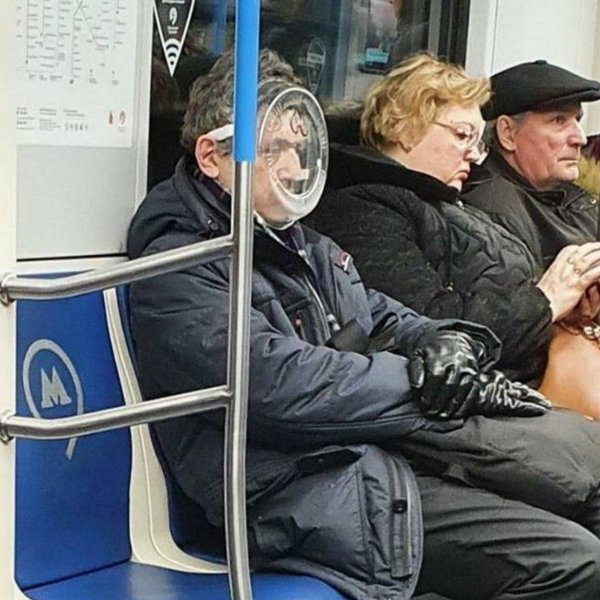 Люди в масках в Московском метро
