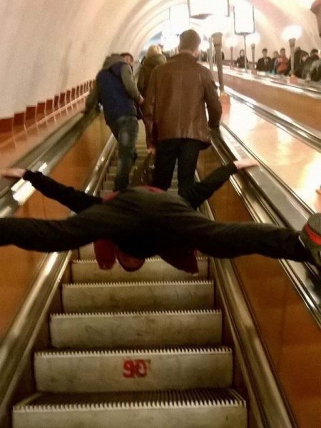 Люди на эскалаторе в Московском метро