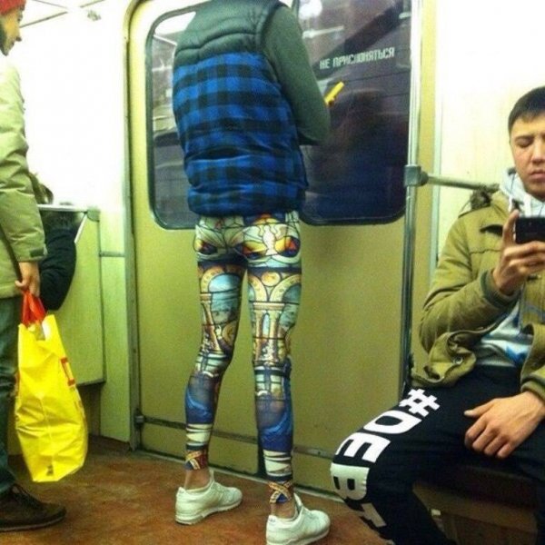 Странная одежда в метро