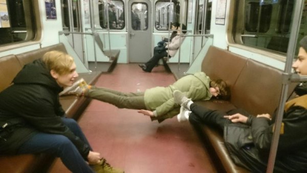 Спящие люди в Московском метро