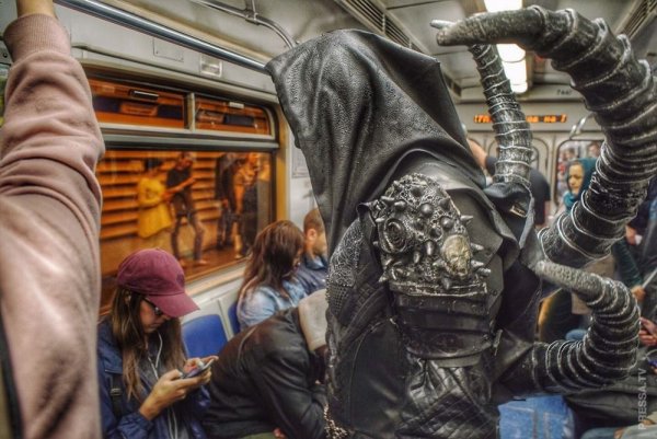 Косплееры в метро России