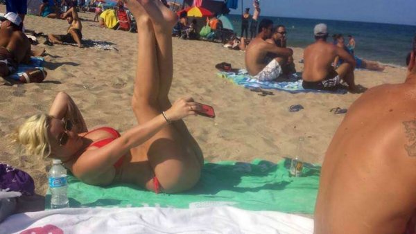 Смешные селфи девушек на пляже