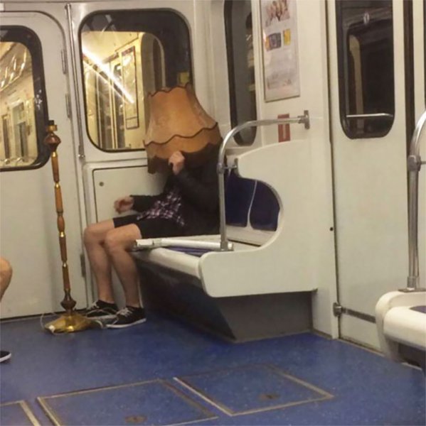 Люди в вагоне метро