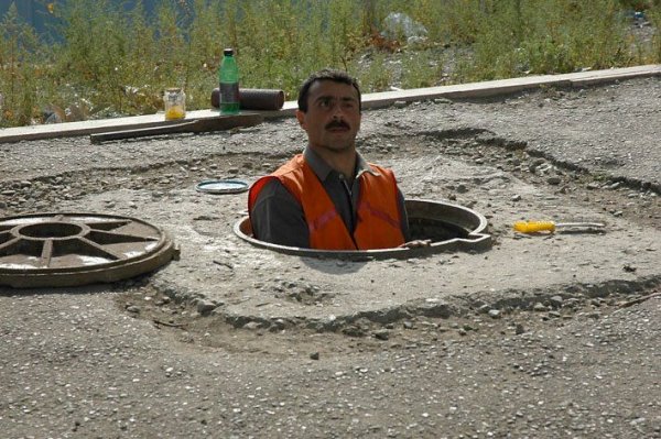 Голова из люка