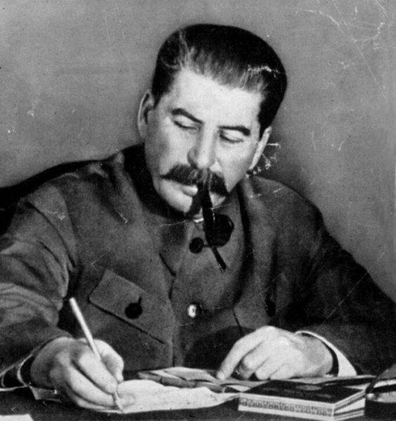 Дени 1930 г. — товарищ Сталин с трубкой.