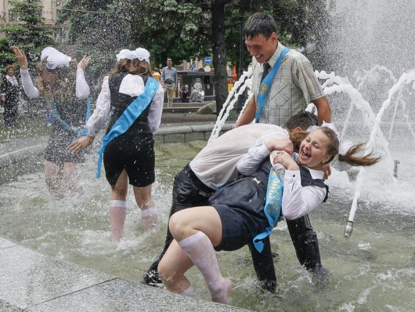 Школьники в фонтане