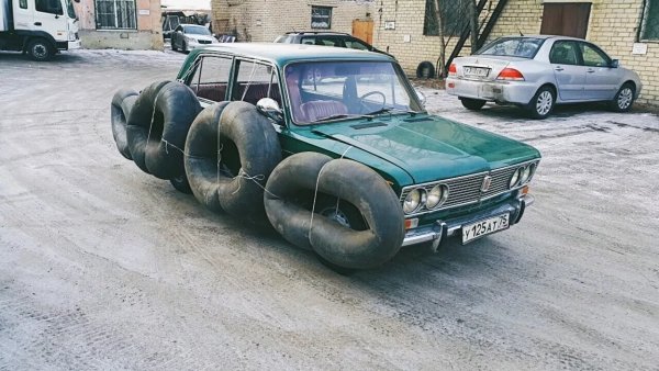 Машина обвешанная покрышками