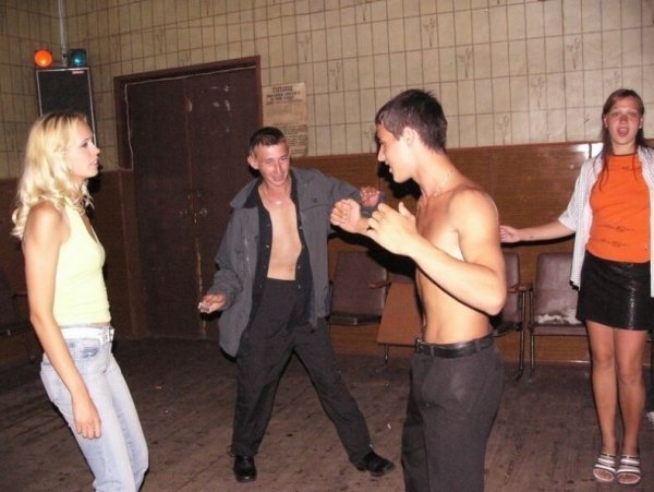 Танцы в деревенском клубе