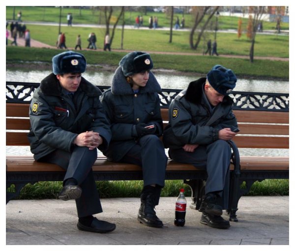 Менты на лавочке