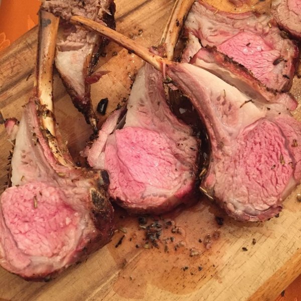 Мясо немного розоватое кость