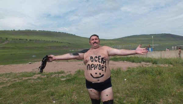 Смешной человек приветствует