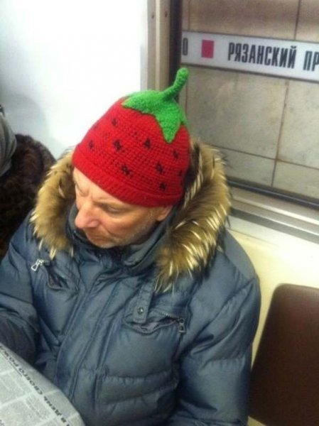 Человек в смешной шапке