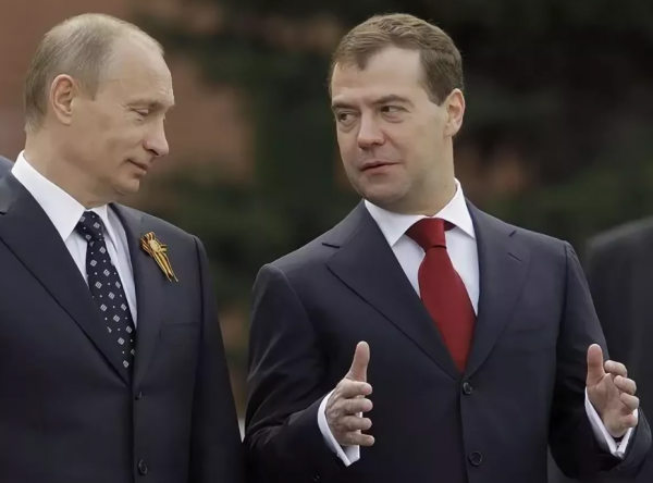 Путин и Медведев пртаолы
