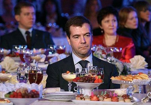 Медведев за столом