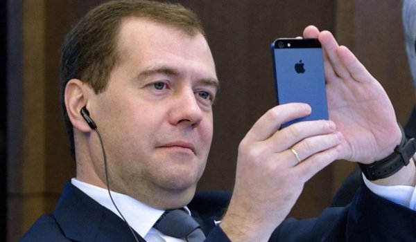 Медведев айфончик