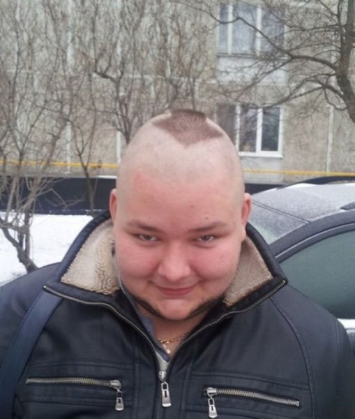 Человек в маске собаки