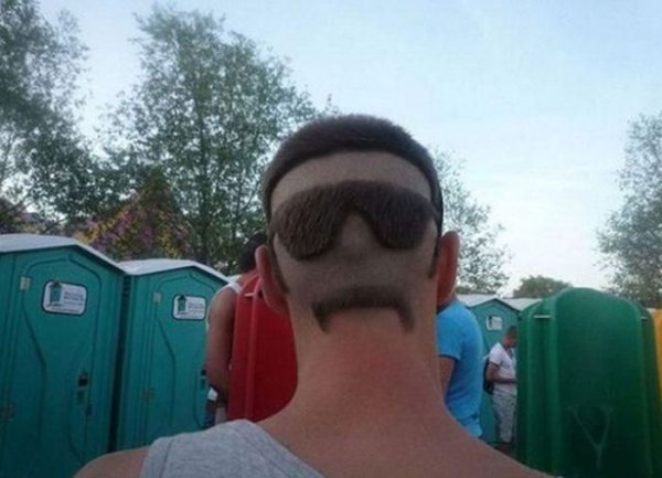 Собака в каске на мотоцикле