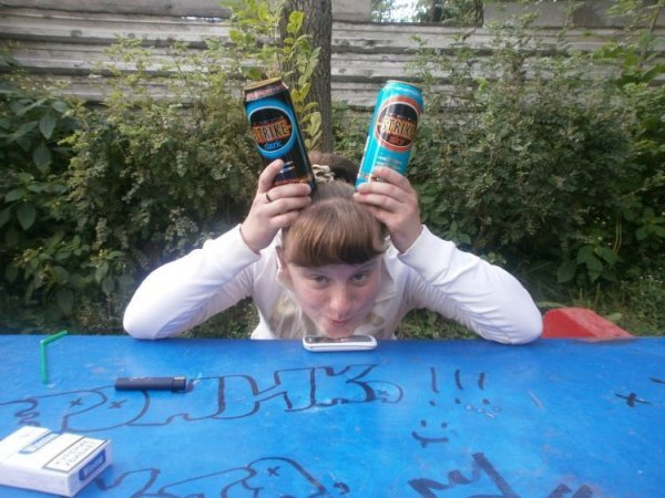 Пацаны в подъезде