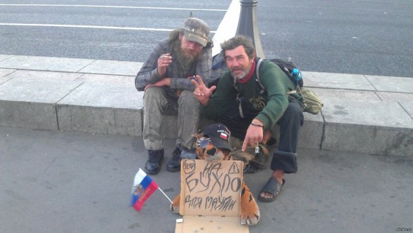 Бомж с растрепанными волосами