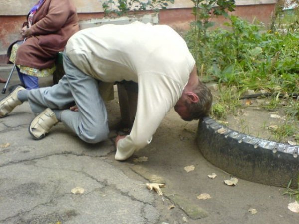 Веселая пьяная девушка