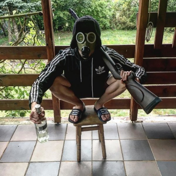 Люди в смешных масках