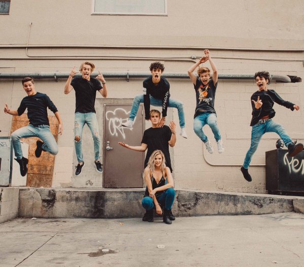 Позы для групповой фотосессии