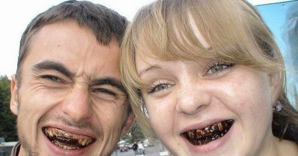 Целуются на заднем плане