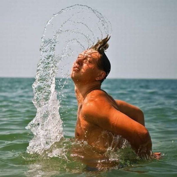 Фотосессия мужчина на море смешная