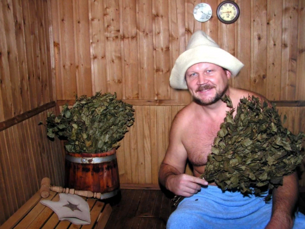 Мужчина в бане с веником