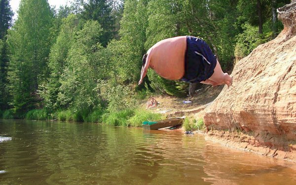 Обезьяна ржет