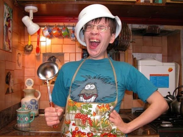 Веселый мужчина на кухне