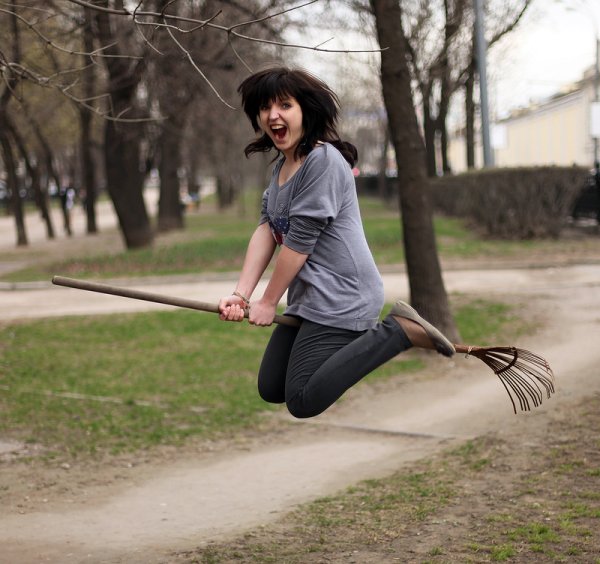 Женщина на метле