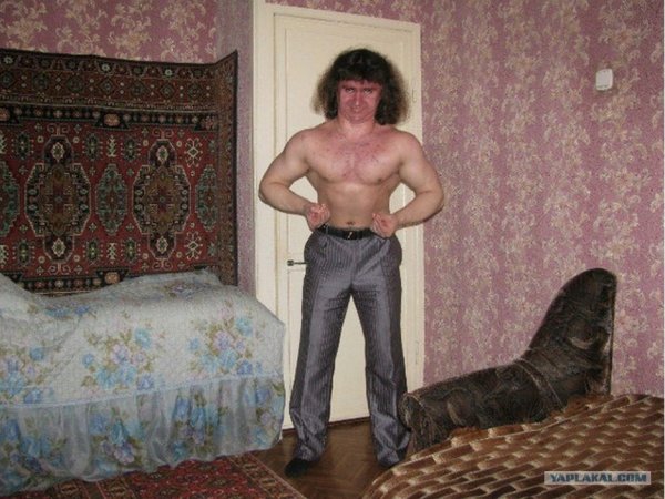 Мужик на фоне ковра
