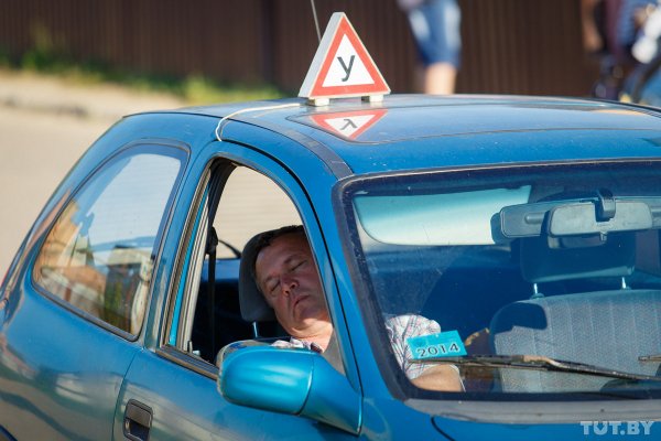 Учебная машина на дороге