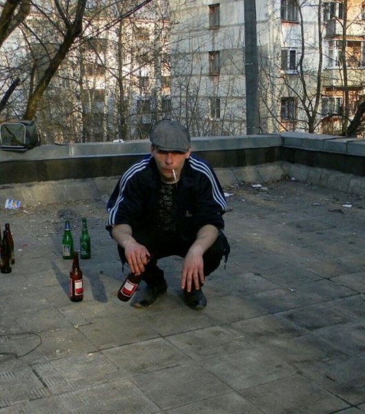 Гопник на корточках