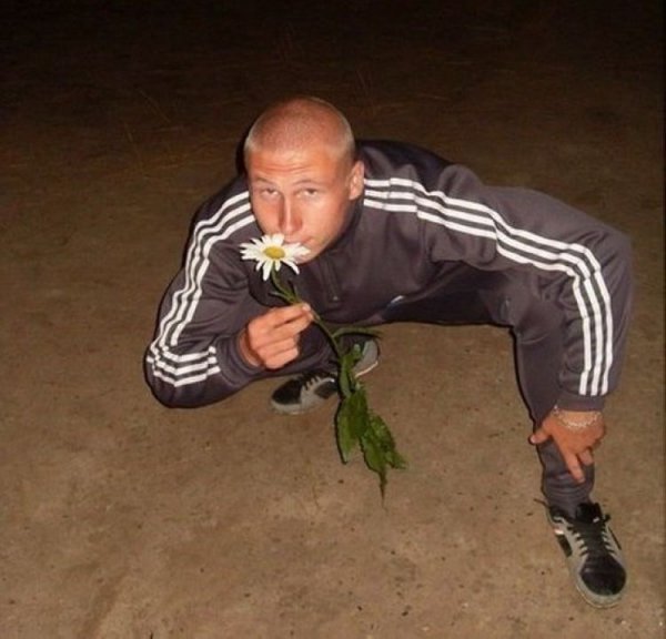 Гопник с цветами