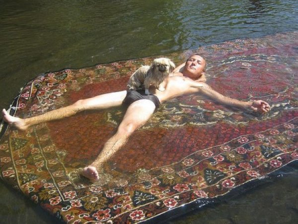 Человек завернутый в ковер